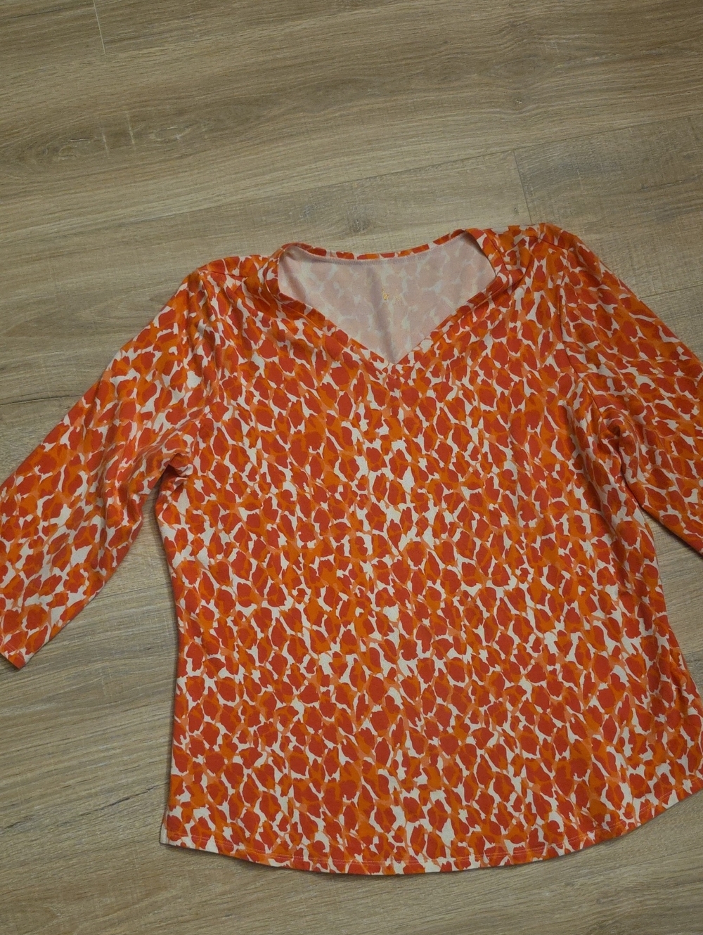 Belle by Kim Gravel Coral and White V-Neck 3/4 Sleeve Top